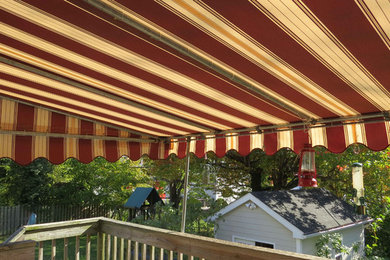 ボルチモアにあるお手頃価格の中くらいなモダンスタイルのおしゃれな屋上のデッキ (張り出し屋根) の写真