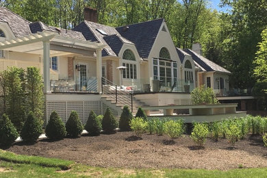 Diseño de terraza actual extra grande en patio trasero con pérgola