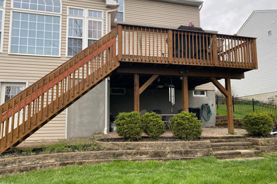 Inspiration for a mid-sized timeless backyard deck remodel in Cincinnati with no cover
