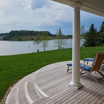 Deckchairs for comfortable lake viewing!