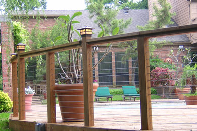 ダラスにある広いトランジショナルスタイルのおしゃれな裏庭のデッキ (日よけなし) の写真