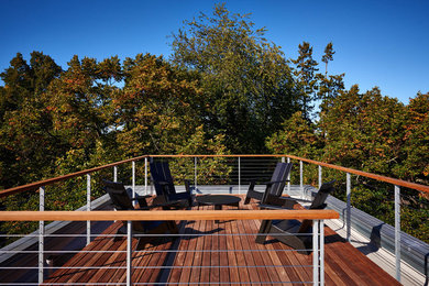 Example of a trendy deck design in Seattle