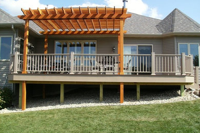 Foto de terraza de tamaño medio en patio trasero con pérgola
