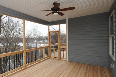 Cette image montre une terrasse arrière traditionnelle de taille moyenne avec une extension de toiture.