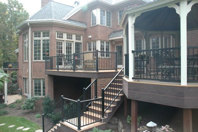 Diseño de terraza de tamaño medio sin cubierta en patio trasero