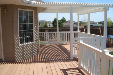 Imagen de terraza de tamaño medio en patio trasero con pérgola