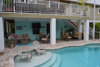 Mittelgroße, Überdachte Klassische Terrasse hinter dem Haus in Tampa