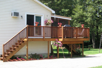 Foto de terraza tradicional de tamaño medio sin cubierta en patio trasero