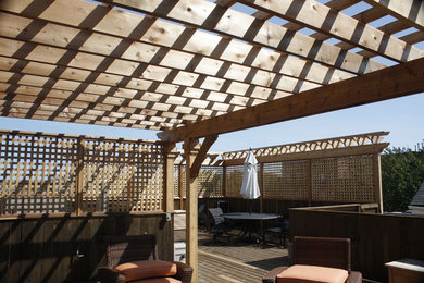 Example of a trendy deck design in Chicago