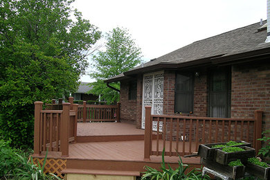 Example of a mid-sized classic backyard deck design in St Louis
