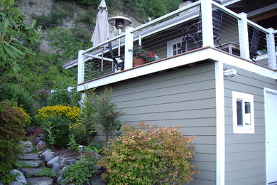 Inspiration for a mid-sized transitional backyard deck remodel in Seattle
