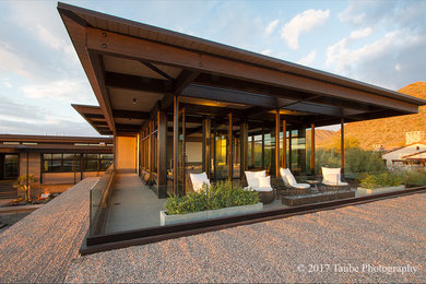 Inspiration pour une terrasse traditionnelle de taille moyenne avec une extension de toiture.