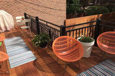 Mittelgroße, Unbedeckte Moderne Dachterrasse mit Kübelpflanzen in New York