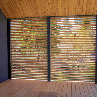 Cette photo montre une terrasse arrière avec des solutions pour vis-à-vis et une extension de toiture.