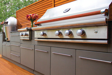 Aménagement d'une terrasse arrière contemporaine de taille moyenne avec une cuisine d'été et aucune couverture.