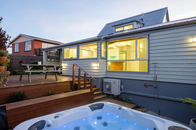 Foto de terraza moderna de tamaño medio sin cubierta en patio lateral con ducha exterior