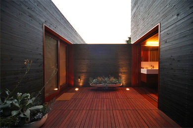 Outdoor shower deck - modern rooftop outdoor shower deck idea in Los Angeles