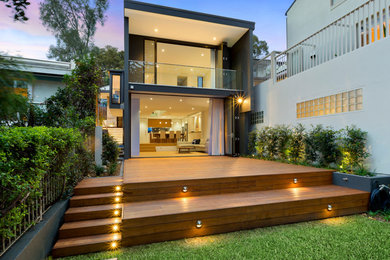 Foto di una terrazza design dietro casa con nessuna copertura e con illuminazione