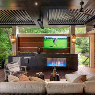 Immagine di una privacy sulla terrazza design di medie dimensioni e dietro casa con una pergola