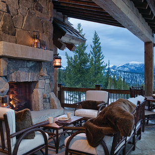 Idee per una terrazza rustica con un focolare