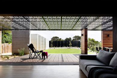 Mittelgroße Moderne Pergola Terrasse neben dem Haus in Melbourne