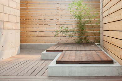 Свежая идея для дизайна: маленькая терраса в стиле модернизм без защиты от солнца для на участке и в саду - отличное фото интерьера