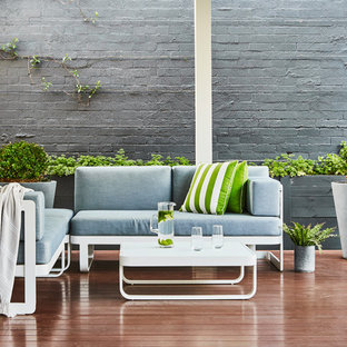 Design ideas for a mid-sized contemporary backyard deck in Melbourne.