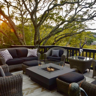 Idee per un'ampia terrazza stile americano dietro casa con un focolare