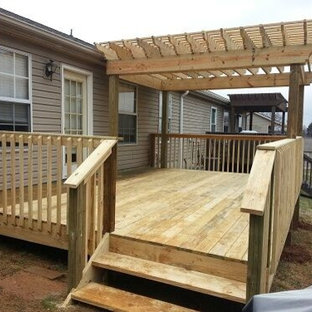 Immagine di una piccola terrazza american style dietro casa con una pergola