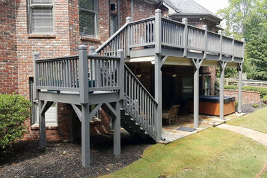 Imagen de terraza tradicional de tamaño medio sin cubierta en patio trasero