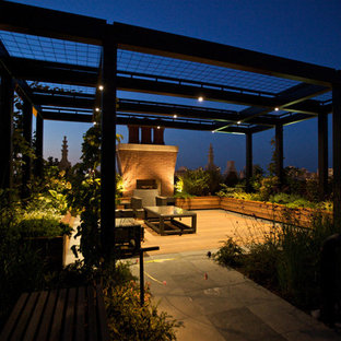 Ispirazione per una grande terrazza contemporanea sul tetto e sul tetto con una pergola
