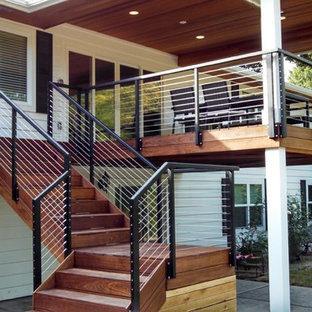 Immagine di una terrazza american style di medie dimensioni e dietro casa con un tetto a sbalzo