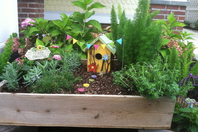 Aménagement d'une terrasse avec des plantes en pots classique.
