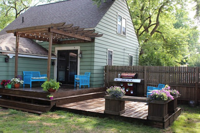 Inspiration for a mid-century modern deck remodel in Grand Rapids
