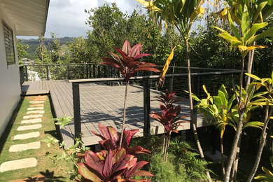 Example of a minimalist side yard deck design in Hawaii