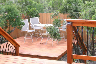 Ejemplo de terraza tradicional renovada de tamaño medio sin cubierta en patio trasero