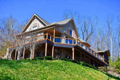 Idée de décoration pour une grande terrasse arrière craftsman avec aucune couverture.