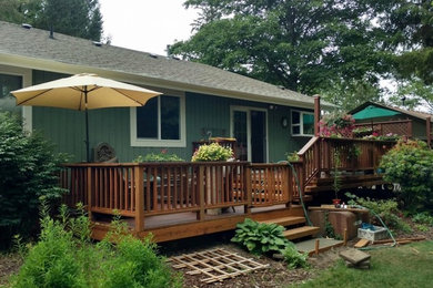Imagen de terraza de estilo americano de tamaño medio sin cubierta en patio trasero