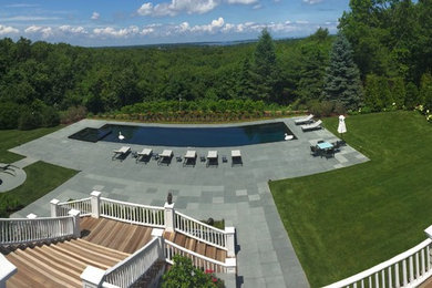 Diseño de terraza clásica de tamaño medio sin cubierta en patio trasero