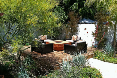 Foto de terraza contemporánea de tamaño medio sin cubierta en patio trasero con brasero