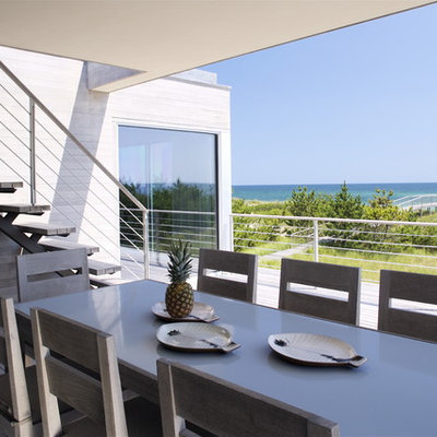 Example of a minimalist deck design in New York