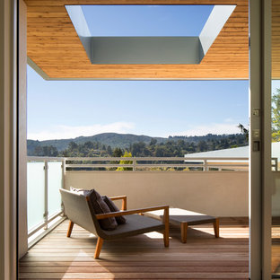Idee per una terrazza minimalista di medie dimensioni e sul tetto con un tetto a sbalzo