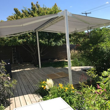 Free standing, dual-retracting awning
