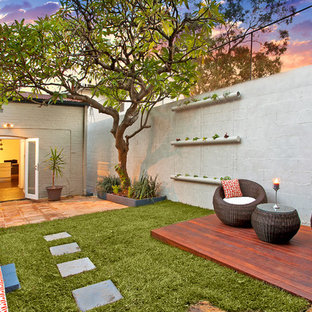 Ispirazione per una terrazza minimal dietro casa con nessuna copertura