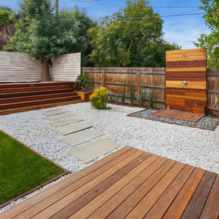 Foto di una grande terrazza tradizionale dietro casa con un tetto a sbalzo