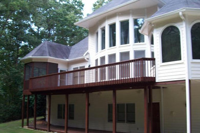 Modelo de terraza tradicional de tamaño medio sin cubierta en patio trasero