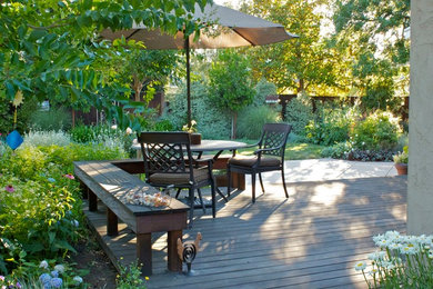 На фото: маленькая терраса на заднем дворе в классическом стиле без защиты от солнца для на участке и в саду