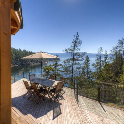 Example of a mountain style deck design in Vancouver