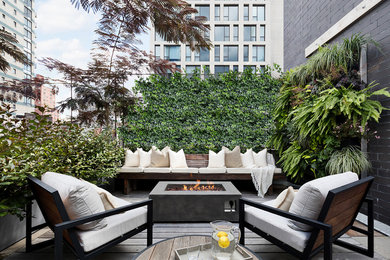 Imagen de terraza minimalista de tamaño medio sin cubierta en azotea con brasero