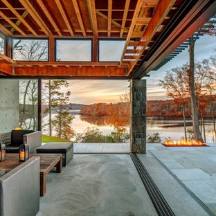 Ispirazione per una grande terrazza contemporanea dietro casa con un focolare e una pergola